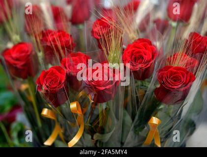 Traditionelle 23 April 2021, Sant Jordi Tag, in Palma de Mallorca mit Menschen, die Bücher in den verschiedenen Straßenständen, wo Masken, Rosen und Flaschen von Desinfektionsmittel Gel vorherrschen. Stockfoto