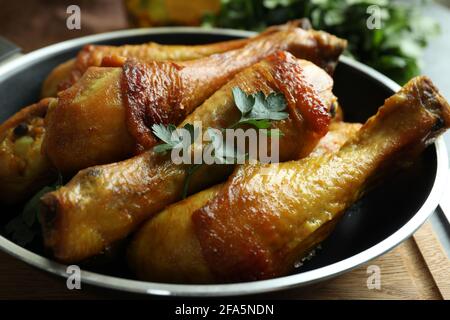 Pfanne mit gebratenen Hähnchenschenkeln, Nahaufnahme Stockfoto