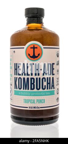 Winneconne, WI - 22. April 2021: Eine Flasche Health Ade Kombucha-Teetrink auf einem isolierten Hintergrund Stockfoto