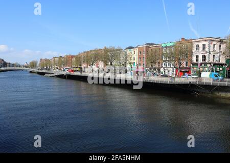 Der Fluss Liffey, der durch Dublin in Irland fließt Stockfoto