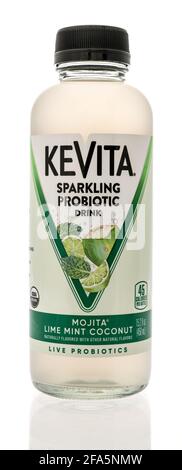 Winneconne, WI - 22. April 2021: Eine Flasche Kevita prickelndes probiotisches Getränk auf einem isolierten Hintergrund Stockfoto