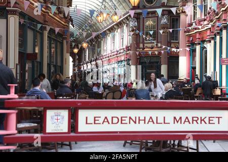 Nach der weiteren Lockerung der Sperrbestimmungen in England genießen die Menschen einen Drink im Sitzbereich im Freien des Leadenhall Market in London. Bilddatum: Freitag, 23. April 2021. Stockfoto