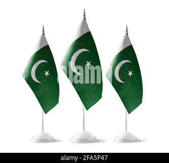 Kleine Nationalflaggen des Pakistan auf weißem Hintergrund Stockfoto