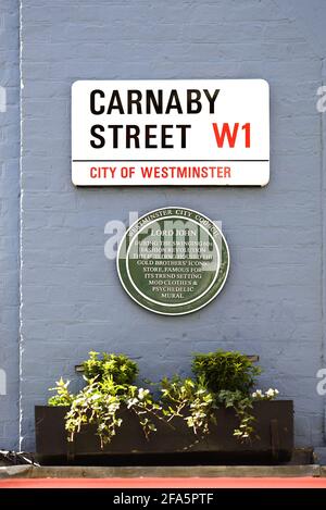 London, England, Großbritannien. Carnaby Street - Straßenschild und Gedenktafel an Nr. 43 an 'Lord John', die Swinging Sixties, mod clothes and psychedelia s Stockfoto