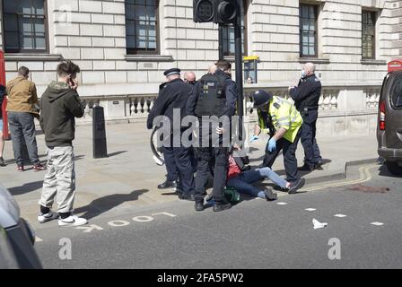 London, England, Großbritannien. Metropolitan Police Officers, die an einer Kollision zwischen einem Auto und einem Radfahrer an der Ecke Whitehall und Parliament Square teilnahmen Stockfoto