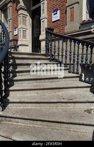 Geschwungene Treppe zum Eingang des Gebäudes auf St. Stephens, grün Dublin Stockfoto