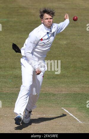 CHESTER LE STREET, GROSSBRITANNIEN. 23. APRIL Matt Crickley aus Derbyshire beim Bowling-Spiel während des LV= Insurance County Championship-Spiels zwischen dem Durham County Cricket Club und dem Derbyshire County Cricket Club am Freitag, 23. April 2021, in Emirates Riverside, Chester le Street. (Quelle: Robert Smith) Quelle: MI News & Sport /Alamy Live News Stockfoto