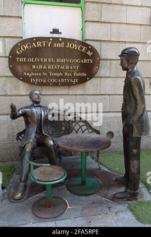 Gogarty und Joyce Statue auf der Oliver St. John Gogarty Pub in der Dublins Temple Bar Stockfoto