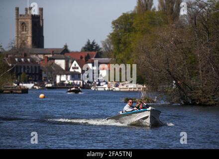 Die Menschen genießen die Sonne auf der Themse in Henley-on-Thames, Oxfordshire. Bilddatum: Freitag, 23. April 2021. Stockfoto