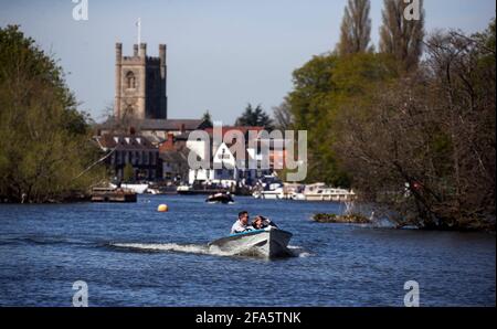 Die Menschen genießen die Sonne auf der Themse in Henley-on-Thames, Oxfordshire. Bilddatum: Freitag, 23. April 2021. Stockfoto