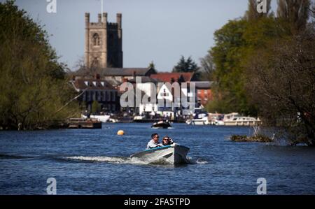 Die Menschen genießen die Sonne auf der Themse in Henley-on-Thames, Oxfordshire. Bilddatum: Freitag, 23. April 2021. Stockfoto