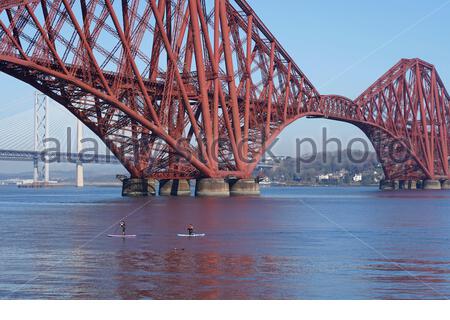 South Queensferry, Schottland, Großbritannien. April 2021. Klar warm und sonnig an der South Queensferry. Menschen, die das Beste aus dem guten Wetter machen und beginnen, die Natur an den üblichen Besucher-Hotspots zu besuchen und zu genießen. Paddeln Sie unter der Forth Bridge. Kredit: Craig Brown/Alamy Live Nachrichten Stockfoto