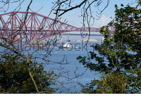 South Queensferry, Schottland, Großbritannien. April 2021. Klar warm und sonnig an der South Queensferry. Schlepper Corringham durch die Bäume gesehen. Kredit: Craig Brown/Alamy Live Nachrichten Stockfoto