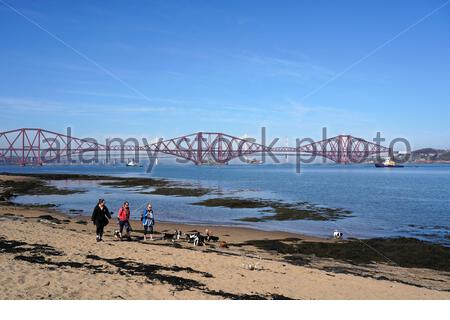 South Queensferry, Schottland, Großbritannien. April 2021. Klar warm und sonnig an der South Queensferry. Menschen, die das Beste aus dem guten Wetter machen und beginnen, die Natur an den üblichen Besucher-Hotspots zu besuchen und zu genießen. Wandern mit den Hunden am Strand. Kredit: Craig Brown/Alamy Live Nachrichten Stockfoto