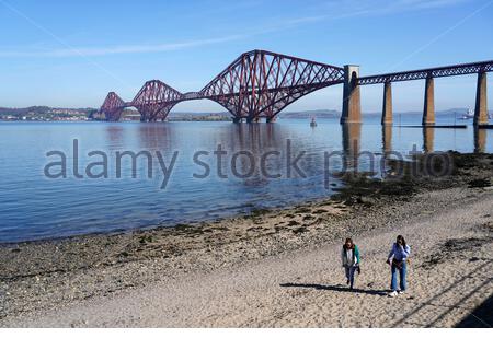 South Queensferry, Schottland, Großbritannien. April 2021. Klar warm und sonnig an der South Queensferry. Menschen, die das Beste aus dem guten Wetter machen und beginnen, die Natur an den üblichen Besucher-Hotspots zu besuchen und zu genießen. Kredit: Craig Brown/Alamy Live Nachrichten Stockfoto