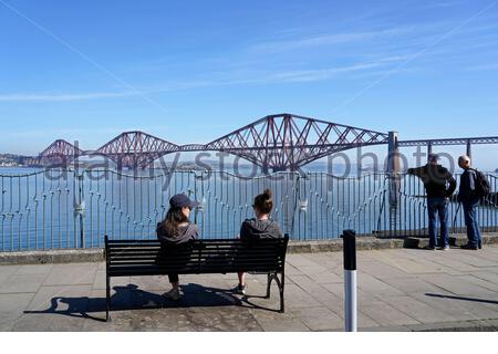 South Queensferry, Schottland, Großbritannien. April 2021. Klar warm und sonnig an der South Queensferry. Menschen, die das Beste aus dem guten Wetter machen und beginnen, die Natur an den üblichen Besucher-Hotspots zu besuchen und zu genießen. Anzeigen der Forth Bridge. Kredit: Craig Brown/Alamy Live Nachrichten Stockfoto