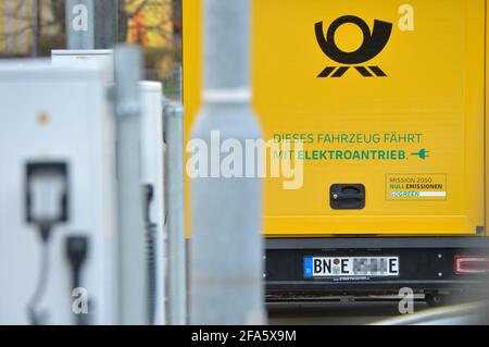 01. April 2021, Sachsen, Leipzig: 'Dieses Fahrzeug läuft mit Strom'. Mehrere der StreetScooter-Elektrotransporter der Deutschen Post stehen an Ladestationen an einem DHL-Standort in Leipzig. Foto: Volkmar Heinz/dpa-Zentralbild/ZB Stockfoto