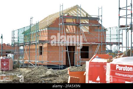 01. April 2021, Sachsen, Naunhof: In einem neu erschlossenen Areal im Naunhof am Grillensee vor den Toren Leipzigs entstehen neue Einfamilienhäuser. Der Straßen- und Wegebau hat bereits stattgefunden. Die Autobahn A14 befindet sich in der Nähe. Foto: Volkmar Heinz/dpa-Zentralbild/ZB Stockfoto