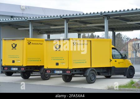 01. April 2021, Sachsen, Leipzig: 'Dieses Fahrzeug läuft mit Strom'. Mehrere der StreetScooter-Elektrotransporter der Deutschen Post stehen an Ladestationen an einem DHL-Standort in Leipzig. Foto: Volkmar Heinz/dpa-Zentralbild/ZB Stockfoto