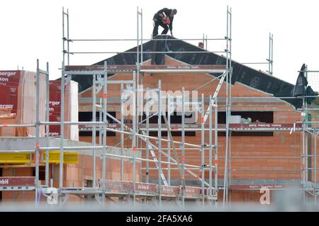 01. April 2021, Sachsen, Naunhof: In einem neu erschlossenen Areal im Naunhof am Grillensee vor den Toren Leipzigs entstehen neue Einfamilienhäuser. Der Straßen- und Wegebau hat bereits stattgefunden. Die Autobahn A14 befindet sich in der Nähe. Foto: Volkmar Heinz/dpa-Zentralbild/ZB Stockfoto