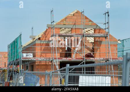 01. April 2021, Sachsen, Naunhof: In einem neu erschlossenen Areal im Naunhof am Grillensee vor den Toren Leipzigs entstehen neue Einfamilienhäuser. Der Straßen- und Wegebau hat bereits stattgefunden. Die Autobahn A14 befindet sich in der Nähe. Foto: Volkmar Heinz/dpa-Zentralbild/ZB Stockfoto