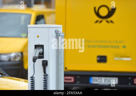 01. April 2021, Sachsen, Leipzig: Fahrzeuge fahren mit Strom. Die StreetScooter-Elektrotransporter der Deutschen Post stehen an Ladestationen an einem DHL-Standort in Leipzig. Foto: Volkmar Heinz/dpa-Zentralbild/ZB Stockfoto