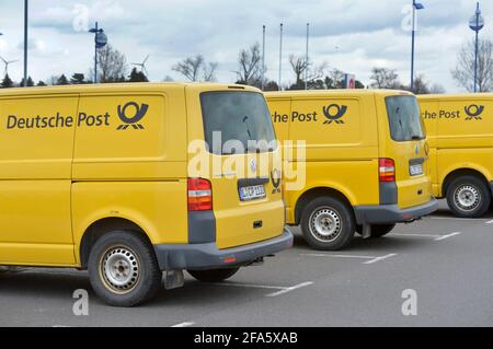 01. April 2021, Sachsen, Leipzig: VW T Transporter der Deutschen Post parkte an einem DHL-Standort in Leipzig. Foto: Volkmar Heinz/dpa-Zentralbild/ZB Stockfoto