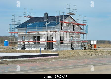 01. April 2021, Sachsen, Naunhof: In einem neu erschlossenen Areal im Naunhof am Grillensee vor den Toren Leipzigs entstehen neue Einfamilienhäuser. Der Straßen- und Wegebau hat bereits stattgefunden. Die Autobahn A14 befindet sich in der Nähe. Foto: Volkmar Heinz/dpa-Zentralbild/ZB Stockfoto