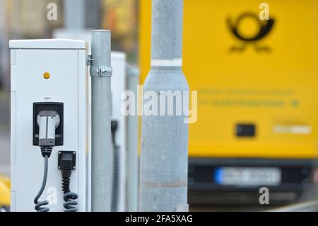 01. April 2021, Sachsen, Leipzig: Fahrzeuge fahren mit Strom. Die StreetScooter-Elektrotransporter der Deutschen Post stehen an Ladestationen an einem DHL-Standort in Leipzig. Foto: Volkmar Heinz/dpa-Zentralbild/ZB Stockfoto