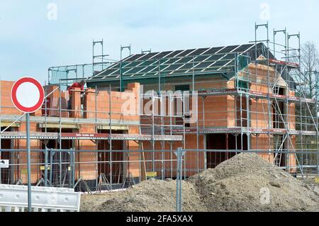 01. April 2021, Sachsen, Naunhof: In einem neu erschlossenen Areal im Naunhof am Grillensee vor den Toren Leipzigs entstehen neue Einfamilienhäuser. Der Straßen- und Wegebau hat bereits stattgefunden. Die Autobahn A14 befindet sich in der Nähe. Foto: Volkmar Heinz/dpa-Zentralbild/ZB Stockfoto