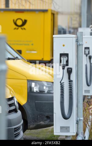 01. April 2021, Sachsen, Leipzig: Fahrzeuge fahren mit Strom. Die StreetScooter-Elektrotransporter der Deutschen Post stehen an Ladestationen an einem DHL-Standort in Leipzig. Foto: Volkmar Heinz/dpa-Zentralbild/ZB Stockfoto