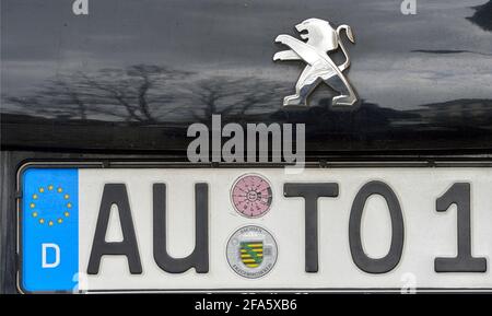 01. April 2021, Sachsen, Leipzig: 'AU TO'. Das Auto, das Lieblingskind der Deutschen, ist der Pkw. Das Polizeiführerscheinschild AU für Aue in Sachsen weist darauf hin. Foto: Volkmar Heinz/dpa-Zentralbild/ZB Stockfoto