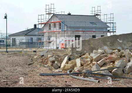 01. April 2021, Sachsen, Naunhof: In einem neu erschlossenen Areal im Naunhof am Grillensee vor den Toren Leipzigs entstehen neue Einfamilienhäuser. Der Straßen- und Wegebau hat bereits stattgefunden. Die Autobahn A14 befindet sich in der Nähe. Foto: Volkmar Heinz/dpa-Zentralbild/ZB Stockfoto