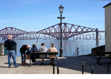 South Queensferry, Schottland, Großbritannien. April 2021. Klar warm und sonnig an der South Queensferry. Menschen, die das Beste aus dem guten Wetter machen und beginnen, die Natur an den üblichen Besucher-Hotspots zu besuchen und zu genießen. Anzeigen der Forth Bridge. Kredit: Craig Brown/Alamy Live Nachrichten Stockfoto