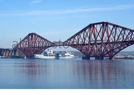 South Queensferry, Schottland, Großbritannien. April 2021. RFA Fort Victoria (A387) speichert Schiff und Tanker der Royal Fleet Auxiliary legt Rosyth Dockyard ab und fährt unter der Forth Bridge. Kredit: Craig Brown/Alamy Live Nachrichten Stockfoto