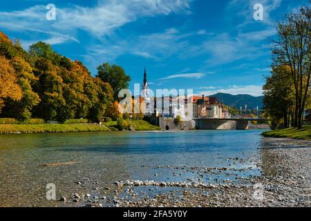 Bad Tolz - malerische Kurstadt in Bayern, Deutschland im Herbst und Isar Stockfoto