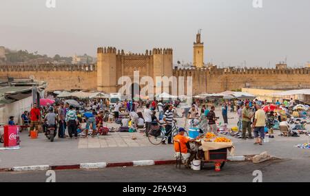 Ein Bild des Gate Bab Chorfa und der Menschen vor ihm. Stockfoto