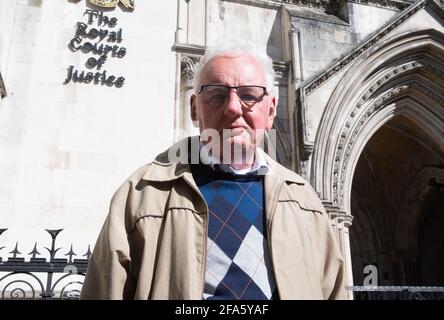 London, Großbritannien – 23. April 2021 Noel Thomas. Postmaster feiern vor dem High Court, nachdem ihre Verurteilungen niedergeschlagen wurden. Richter haben die Verurteilungen von 39 ehemaligen Postmastern nach dem am weitesten verbreiteten Justizirrtum Großbritanniens niedergeschlagen. Sie wurden des Diebstahls von Geld verurteilt, einige wurden inhaftiert, nachdem das Postamt das Computersystem Horizon in Zweigstellen installiert hatte.das System war fehlerhaft und Postmaster und Postmistrinnen haben jahrelang versucht, ihre Namen zu löschen. Die Richter sagten, dass die Post versucht habe, die Beweislast bei der Verfolgung der Postmeister umzukehren. Stockfoto