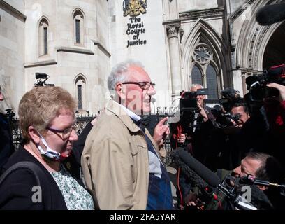 London, UK- 23 Apr 2021 Noel Thomas spricht mit den Medien. Postmaster feiern vor dem High Court, nachdem ihre Verurteilungen niedergeschlagen wurden. Richter haben die Verurteilungen von 39 ehemaligen Postmastern nach dem am weitesten verbreiteten Justizirrtum Großbritanniens niedergeschlagen. Sie wurden des Diebstahls von Geld verurteilt, einige wurden inhaftiert, nachdem das Postamt das Computersystem Horizon in Zweigstellen installiert hatte.das System war fehlerhaft und Postmaster und Postmistrinnen haben jahrelang versucht, ihre Namen zu löschen. Die Richter sagten, dass die Post versucht habe, die Beweislast bei der Verfolgung der Postmeister umzukehren. Stockfoto