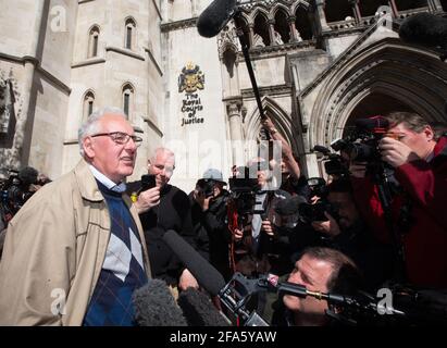 London, UK- 23 Apr 2021 Noel Thomas spricht mit den Medien. Postmaster feiern vor dem High Court, nachdem ihre Verurteilungen niedergeschlagen wurden. Richter haben die Verurteilungen von 39 ehemaligen Postmastern nach dem am weitesten verbreiteten Justizirrtum Großbritanniens niedergeschlagen. Sie wurden des Diebstahls von Geld verurteilt, einige wurden inhaftiert, nachdem das Postamt das Computersystem Horizon in Zweigstellen installiert hatte.das System war fehlerhaft und Postmaster und Postmistrinnen haben jahrelang versucht, ihre Namen zu löschen. Die Richter sagten, dass die Post versucht habe, die Beweislast bei der Verfolgung der Postmeister umzukehren. Stockfoto