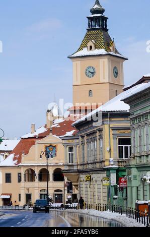 Frühlingsschnee im historischen Zentrum von Brasov Rumänien. Die berühmte Casa Sfatului - auf Englisch bekannt als das Council House - ist in der Backgroun prominent Stockfoto