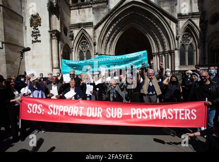 London, Großbritannien. April 2021. Postmaster feiern vor dem High Court, nachdem ihre Verurteilungen niedergeschlagen wurden. Richter haben die Verurteilungen von 39 ehemaligen Postmastern nach dem am weitesten verbreiteten Justizirrtum Großbritanniens niedergeschlagen. Sie wurden des Diebstahls von Geld verurteilt, einige wurden inhaftiert, nachdem das Postamt das Computersystem Horizon in Zweigstellen installiert hatte.das System war fehlerhaft und Postmaster und Postmistrinnen haben jahrelang versucht, ihre Namen zu löschen. Die Richter sagten, dass die Post versucht habe, die Beweislast bei der Verfolgung der Postmeister umzukehren. Kredit: Mark Thomas/Alamy Live Nachrichten Stockfoto