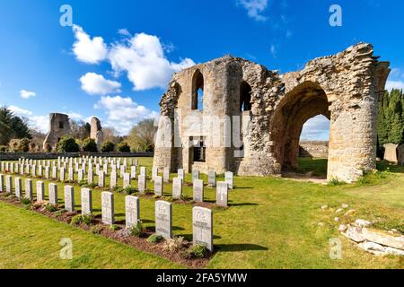 KINLOSS ABBEY MORAY SCHOTTLAND EIN BLICK AUS DEM OSTEN MIT REIHEN DER COMMONWEALTH LUFTWAFFE KRIEGSGRÄBER UND ÜBERRESTE VON DAS HAUS DES ABTES Stockfoto