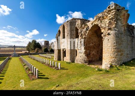 KINLOSS ABBEY MORAY SCHOTTLAND EIN BLICK AUS DEM OSTEN MIT REIHEN VON KRIEGSGRÄBERN DER COMMONWEALTH AIR FORCE Stockfoto