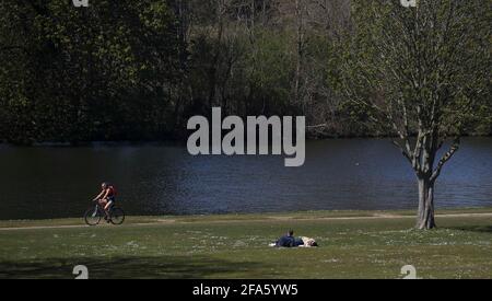 Die Menschen genießen die Sonne am Ufer der Themse in Henley-on-Thames, Oxfordshire. Bilddatum: Freitag, 23. April 2021. Stockfoto