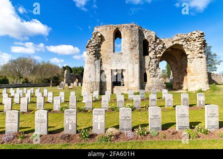 KINLOSS ABBEY MORAY SCHOTTLAND DER BLICK AUS DEM OSTEN MIT REIHEN VON KRIEGSGRÄBERN DER COMMONWEALTH AIR FORCE Stockfoto