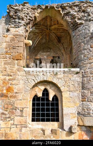 KINLOSS ABBEY MORAY SCHOTTLAND DER BLICK AUS DEM SÜDEN ZEIGT DAS GEWÖLBE IM DACH ÜBER EINEM RESTAURIERTEN FENSTER Stockfoto