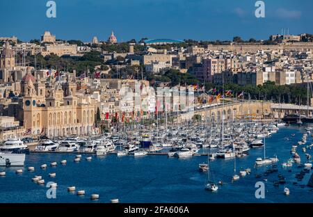 Ein Bild der Senglea Waterfront Marina von Valletta aus gesehen. Stockfoto