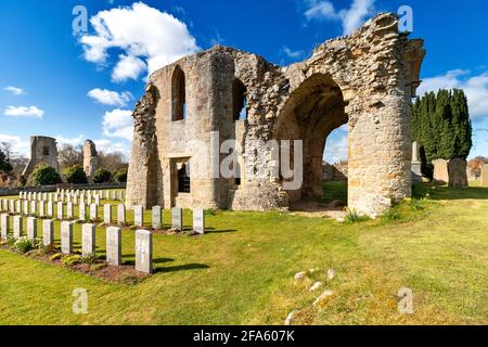 KINLOSS ABBEY MORAY SCHOTTLAND BLICK AUS DEM OSTEN MIT REIHEN VON GRÄBERN DER COMMONWEALTH-LUFTWAFFE Stockfoto