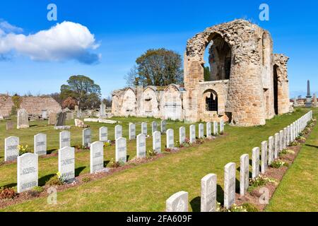 KINLOSS ABBEY MORAY SCHOTTLAND ANSICHT DER GRÖSSTEN STEHENDEN ÜBERRESTE UND REIHEN VON GRÄBERN DER COMMONWEALTH-LUFTWAFFE Stockfoto